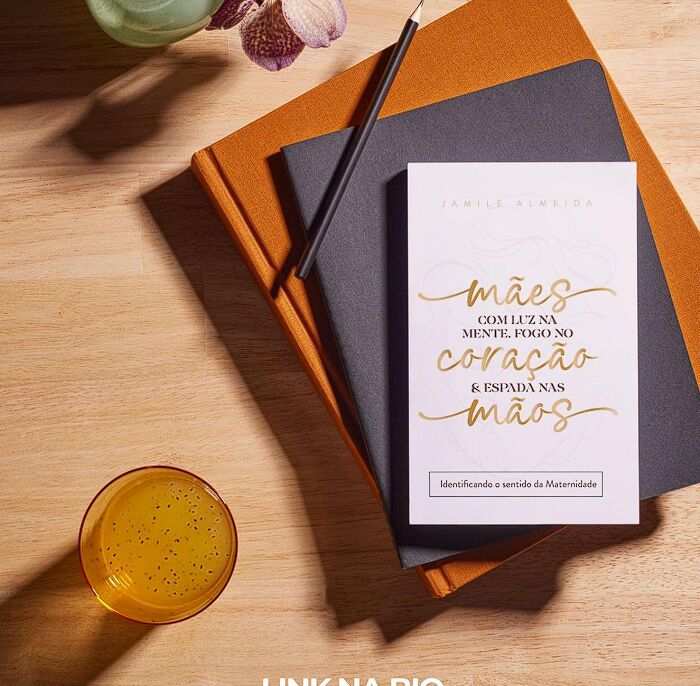 Livro Mães com luz na mente, fogo no coração e espada nas mãos